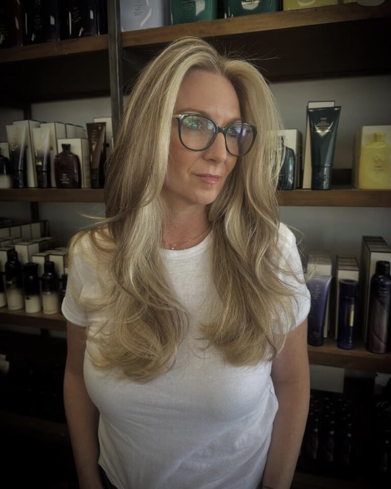 Women Hair Color Specialist delivers vibrant, healthy color results that enhance your beauty and confidence.